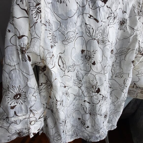 TanJay blouse, embroidered in white with floral print in brown on white - Picture 5 of 8
